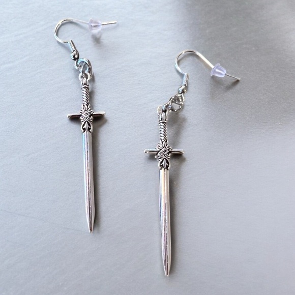 Dungeons and Dragons Silver toned Sword Earrings Rold Playing Goth Unisex - Picture 14 of 17